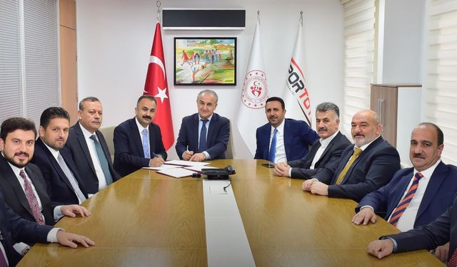 Güroymak’ta Yarı Olimpik Yüzme Havuzu ve 3 Semt Sahası İçin Protokol İmzalandı