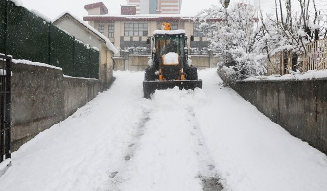 Bitlis’te Kar Nedeniyle Kapanan Köy Yolları Ulaşıma Açıldı