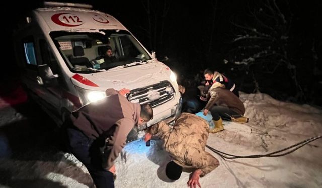 Karda Mahsur Kalan Ambulans Kurtarıldı