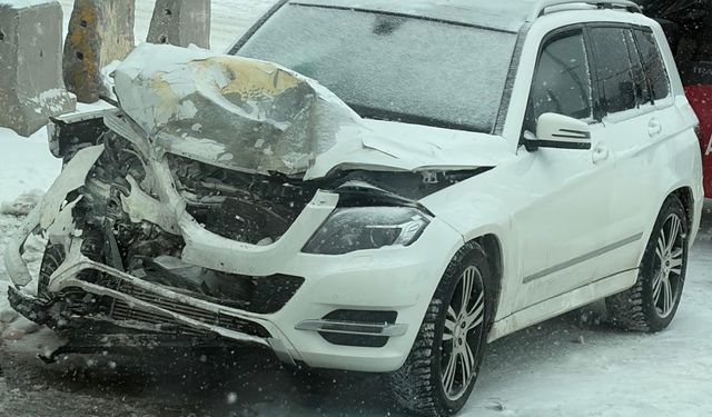 Tatvan Belediye Başkanının makam aracı kaza yaptı