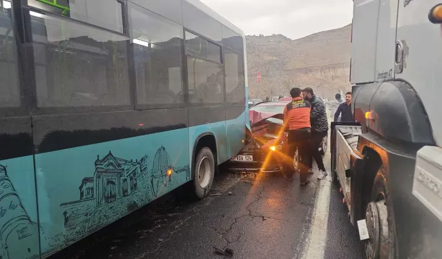 Kaza nedeniyle duran otobüse çarpan otomobil alev aldı