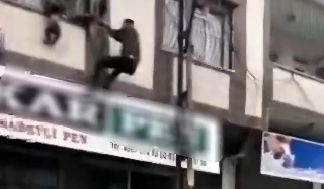 Balkonda Korkulu Anlar: Asılı Kalan Çocuğu Vatandaş Kurtardı