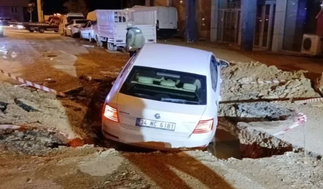 Altyapı Çalışması Yapılan Sokaktaki Çukura Otomobil Düştü