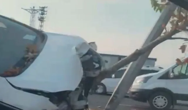 Kontrolden çıkan otomobil refüje çarptı: 2 yaralı