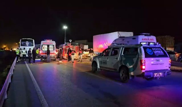 Mahkum Taşıyan Aracın da Karıştığı Zincirleme Kazada 23 Kişi Yaralandı