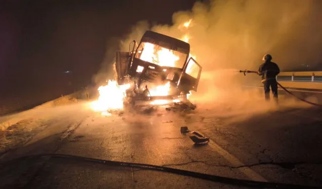 İki tır çarpıştı: Tırlardan biri alev aldı