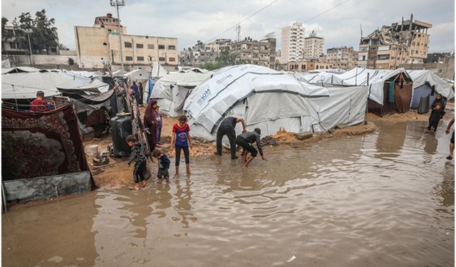 Gazze’de çadırlar sel altında kaldı: Soğuktan bir bebek daha şehit oldu