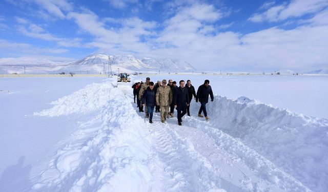 Vali Karakaya karla mücadele çalışmalarını yerinde inceledi