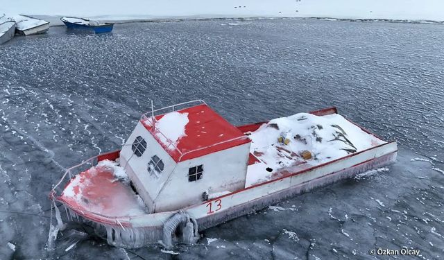 Bitlis'te Nazik Gölü’nün Yüzeyi Buz Tuttu, Kartpostallık Manzaralar Oluştu