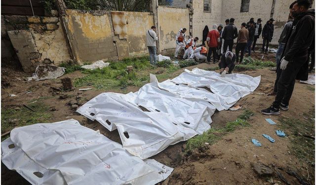 Gazze’de geçici mezarlıklardaki şehitler resmi mezarlıklara taşınıyor