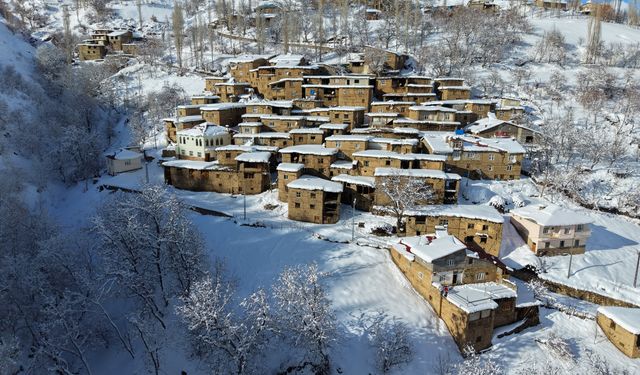 Hizan’ın Taş Evleri Kar Altında Kartpostallık Görüntüler Oluşturdu