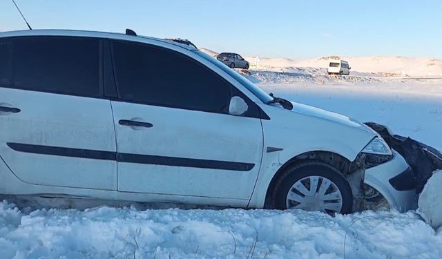 Van'da buzlanma kazaya neden oldu: Otomobil şarampole düştü
