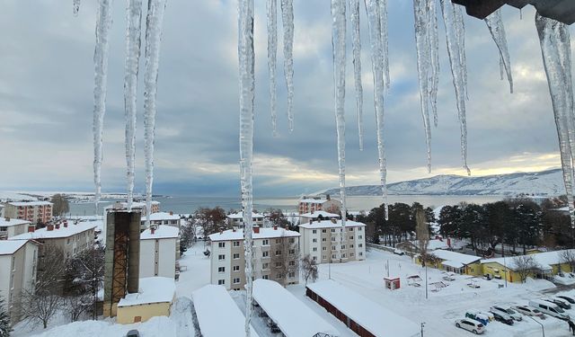 Tatvan’da Sibirya soğukları: Çatılarda buz sarkıtları 1 metreyi buldu