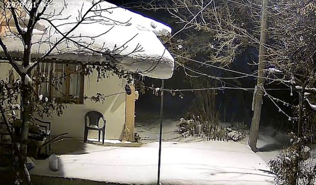 Elazığ’daki sarsıcı deprem güvenlik kameralarına yansıdı