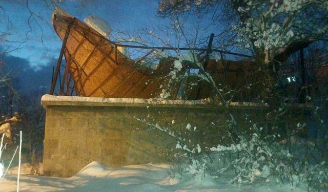 Bitlis’te Yoğun Kar Yağışı Bir Evin Çatısını Çökertti