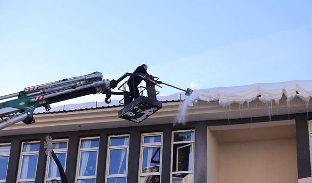 Tehlike Oluşturan Buz Sarkıtları İtfaiye Ekiplerince Temizlendi