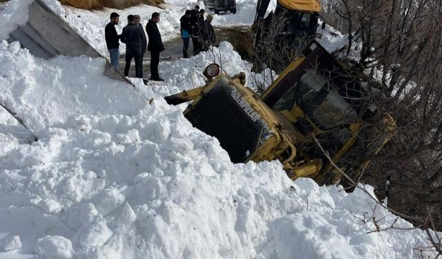 Bitlis'te Karla Mücadele Sırasında İş Makinesi Yoldan Çıktı