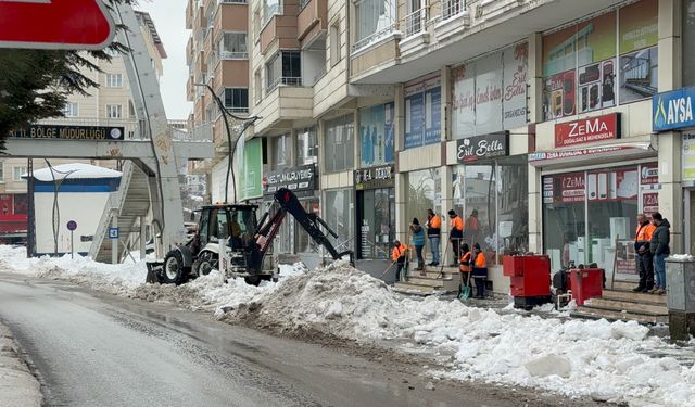 Bitlis'te kar kütlesinin altında kalarak hayatını kaybeden kız gözyaşları arasında defnedildi