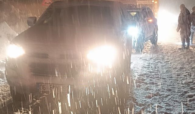 Çığ yolu kapattı: Çok sayıda araç mahsur kaldı