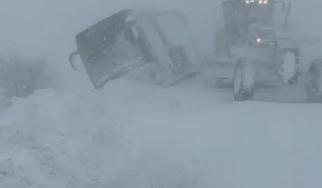 Muş'ta Yolcu Otobüsü Kayarak Yoldan Çıktı