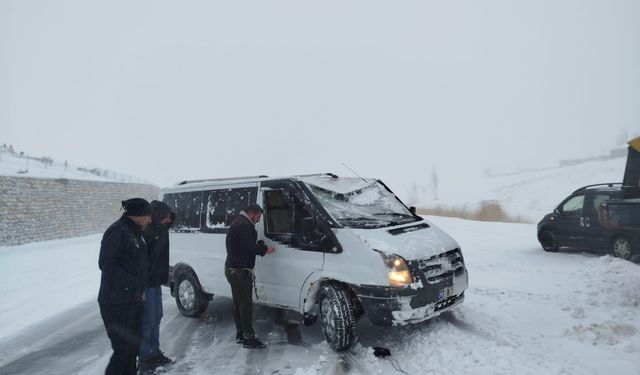 Van'da minibüs yoldan çıktı, kara saplandı