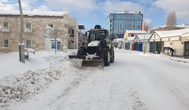 Başkale kara gömüldü: 88 yerleşim yerinin yolu kapandı