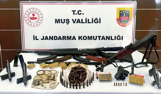 Muş’ta jandarmadan eş zamanlı operasyon: Çok sayıda silah ve mühimmat ele geçirildi