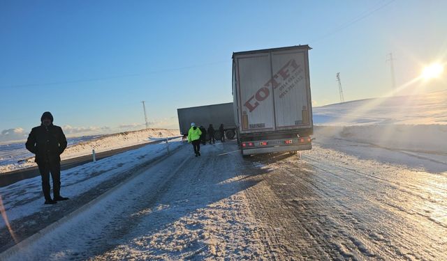 Bitlis’te buzlanan yolda kayan tır trafiği kilitledi