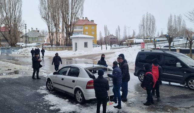 Muş’ta Çatıdan Düşen Kar Otomobile Zarar Verdi