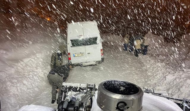 Kar ve tipide mahsur kalan minibüs kurtarıldı