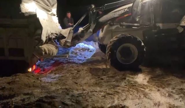 Kara Saplanan Kamyon Belediyenin Müdahalesiyle Kurtarıldı