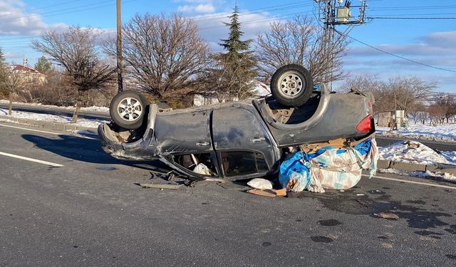 Hakimiyetini Kaybeden Pikap Devrildi: 3 Yaralı