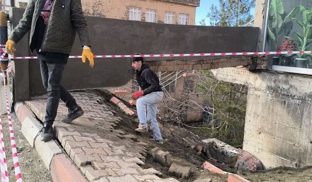 12 Katlı Binanın Giriş Merdiveni Çöktü: Facianın eşiğinden Dönüldü