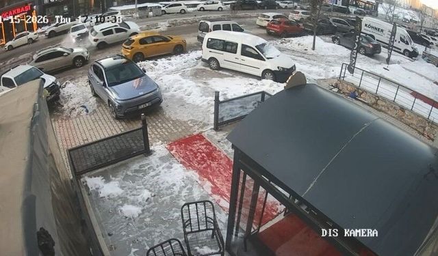 3 Aracın Karıştığı Zincirleme Kaza Kameraya Yansıdı