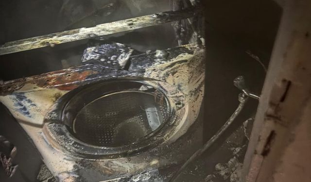 Çamaşır makinesinden çıkan yangın evi küle çevirdi