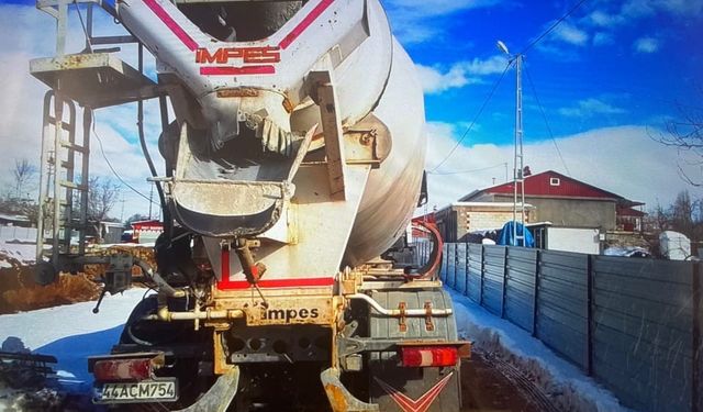 Beton mikserinin çarptığı yaya yaralandı