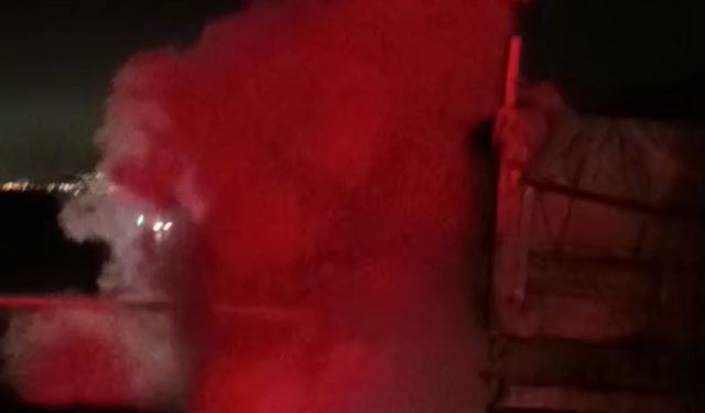 Nitrat yüklü tır alev alev yandı, yol kapatıldı