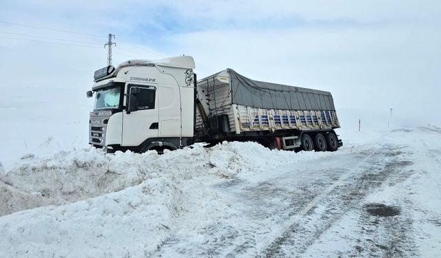 Bitlis'te buzlanma ve fırtına kazaları beraberinde getirdi