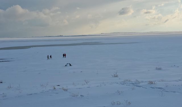 ‘Kuş cenneti’ Arin Gölü tamamen buz tuttu