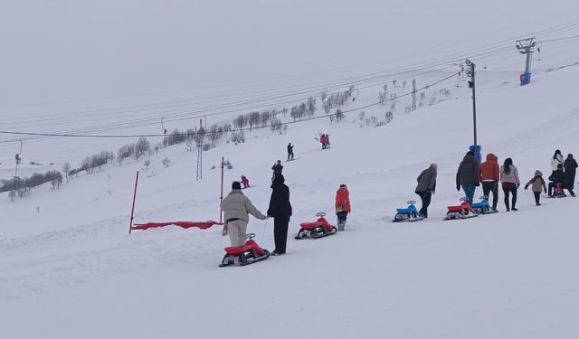 Bitlisli Çocuklar Tatilin Tadını Kayak Pistinde Çıkarıyor