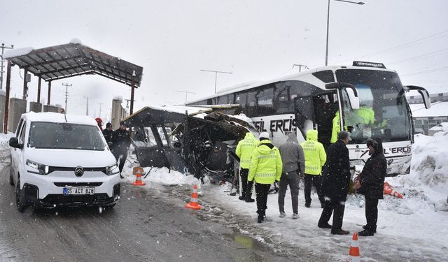Bitlis'te Yolcu Otobüsünün Polis Noktasına Çarptığı Anların Görüntüsü Çıktı