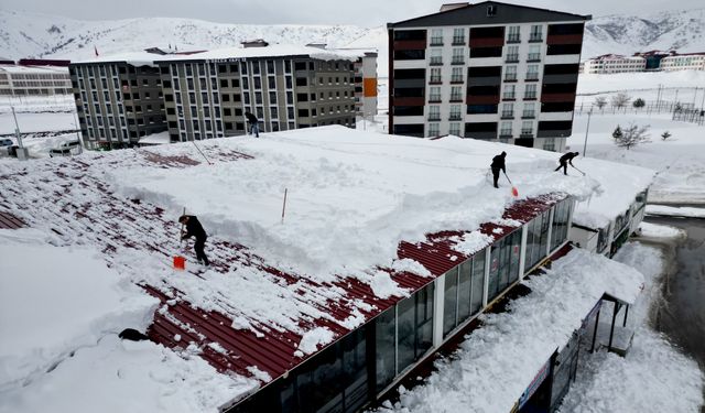 Bitlis'te Vatandaşların Çatılarda Temizlik Mesaisi Başladı