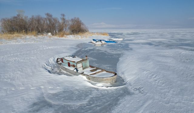 Bitlis’te Dondurucu Soğuklar Gölleri Buzla Kapladı