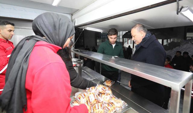 Bitlis Eren Üniversitesi öğrencilerine final haftasında sıcak çorba ikramı