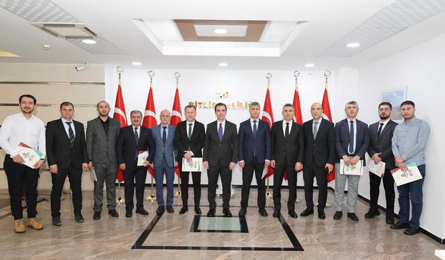 Bitlis Valisi Karakaya, Bölge Müdürlerine Başarı Belgesi Takdim Etti