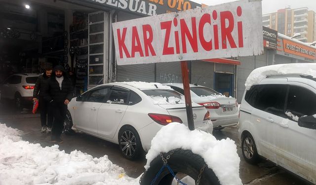 Yoğun kar yağışı sonrası oto sanayilerde zincir ve lastik yoğunluğu