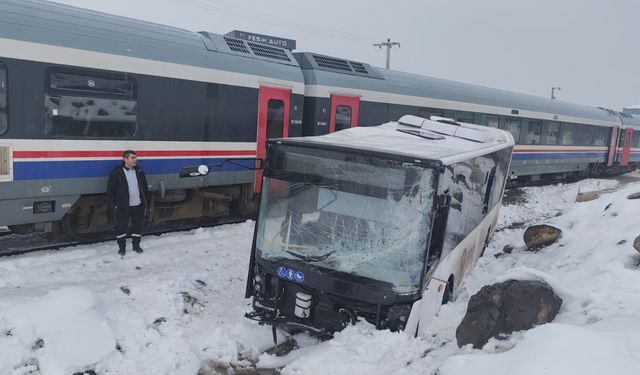 Tren ile Belediye Otobüsü Çarpıştı: Facianın Eşiğinden Dönüldü