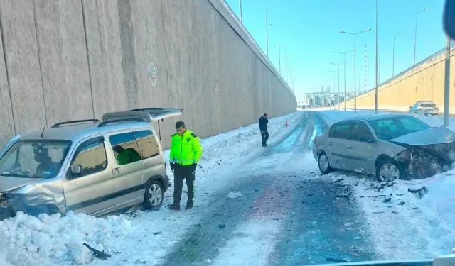 Otomobil ile Hafif Ticari Araç Çarpıştı: 3 Yaralı