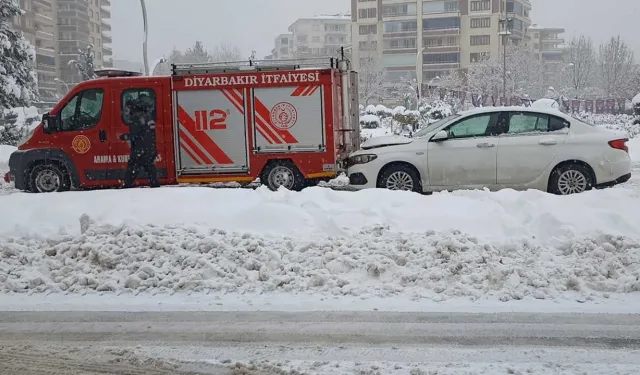 Kaygan yol kazaya neden oldu: Otomobil itfaiye aracına çarptı