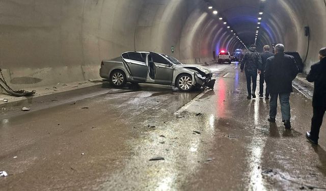 Buzlanan tünelin içinde zincirleme kaza: 1 ölü, 8 yaralı